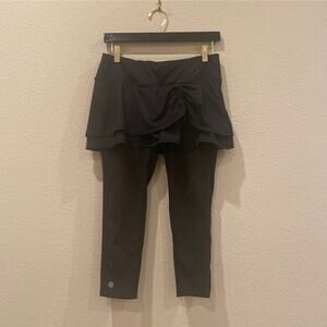 Athleta  2 in 1 Skirt Capri Leggings Size Small black